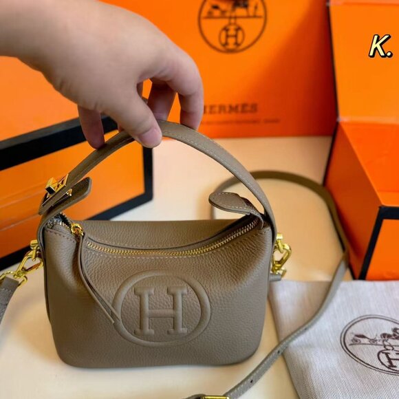 Classic Hermes Bag: A Stylish and Versatile Choice for Elegance - Picture 3 of 10